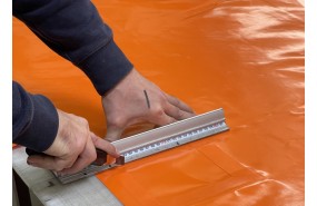 &lt;p&gt;Une fois le rouleau réceptionné, nous le découpons au format pour la soudure Haute Fréquence. En effet, la soudure ne se faisant que sur les surfaces non imprimées, il faut un blanc tournant est nécessaire sur tous les formats.&lt;/p&gt;