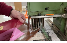 &lt;p&gt;Une fois la toile PVC soudée, nous posons alors des oeillets laitons ou argent, (13 mm diam intérieur). Pour les oeillets d&#039;autres dimensions (de 8 mm à 19,2 mm) la demande doit en être faite préalablement.&lt;/p&gt;